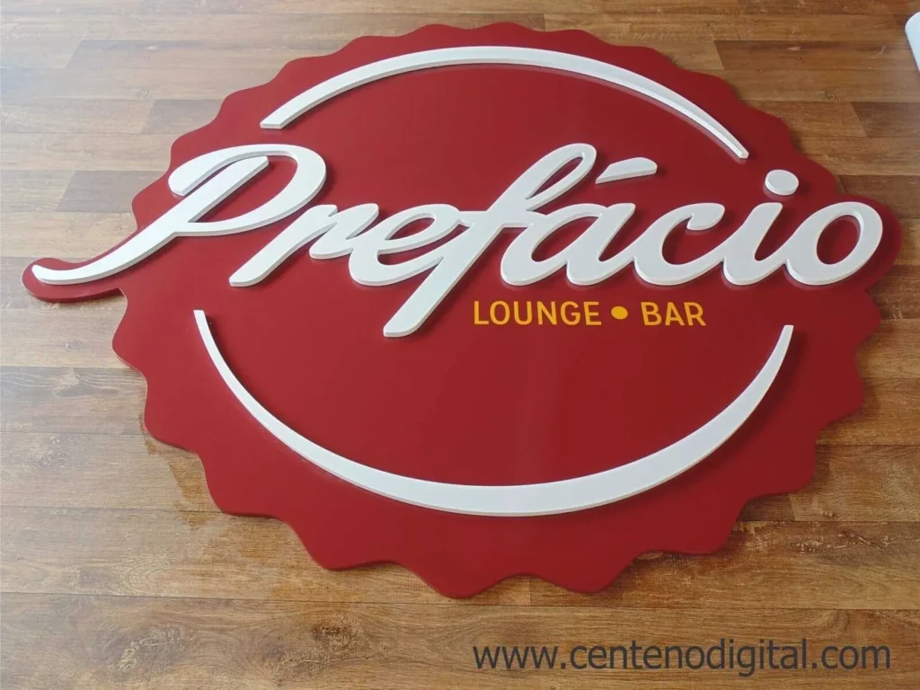 Letreiro em relevo do Prefácio Lounge Bar aplicado em parede de madeira