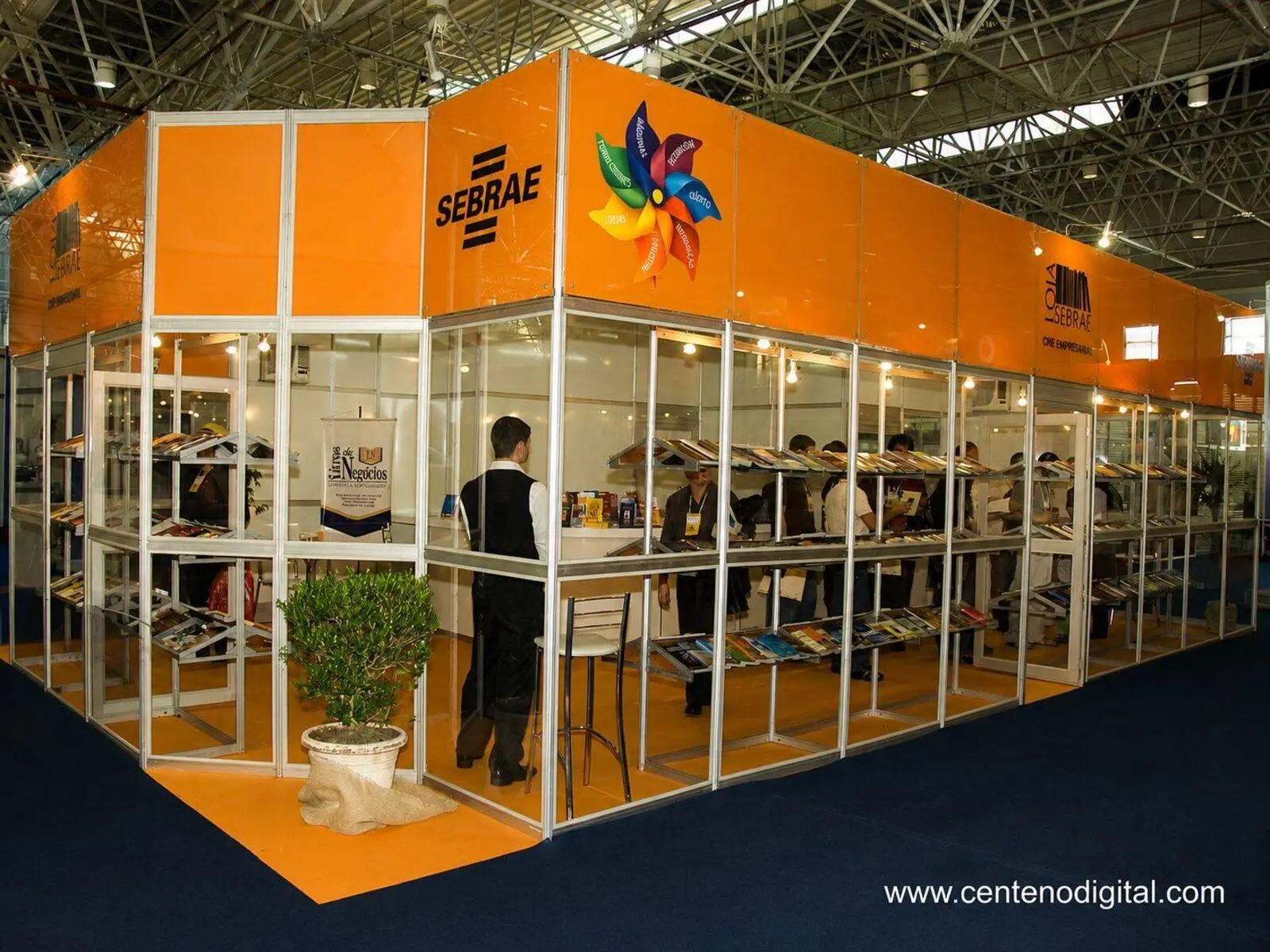 Stand do Sebrae em laranja montado para feira com estrutura modular